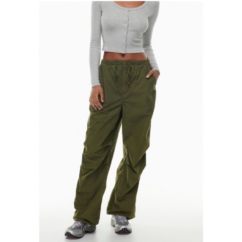Aritzia TNA Khaki Cargo Pants size large EUC!